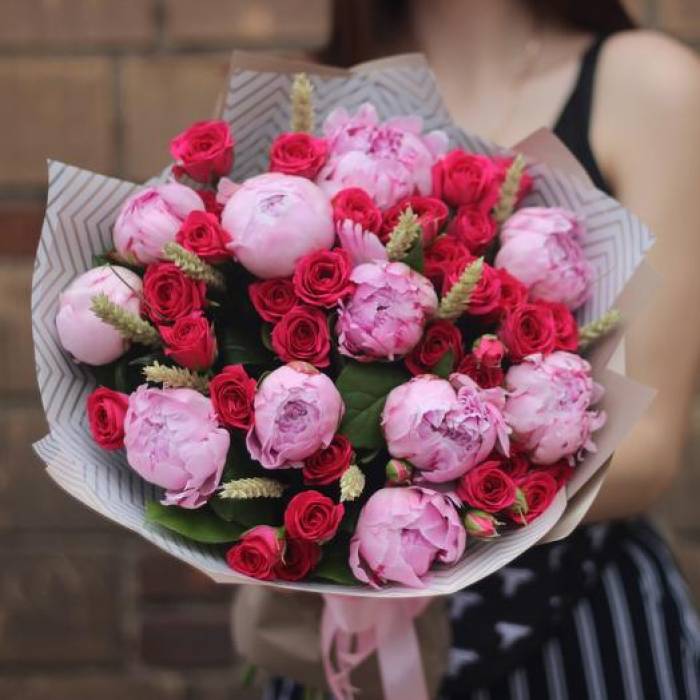 Сборный букет пионы и красные кустовые розы R502